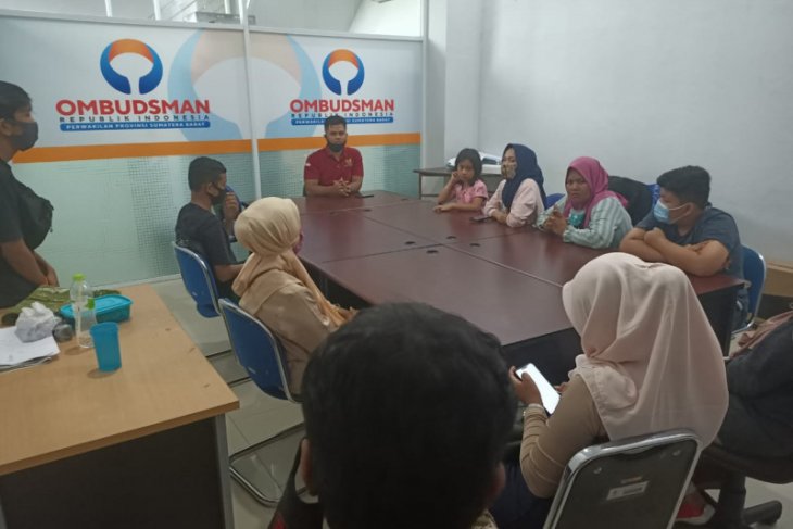 Puluhan orang tua siswa datangi Ombudsman Sumbar adukan PPDB