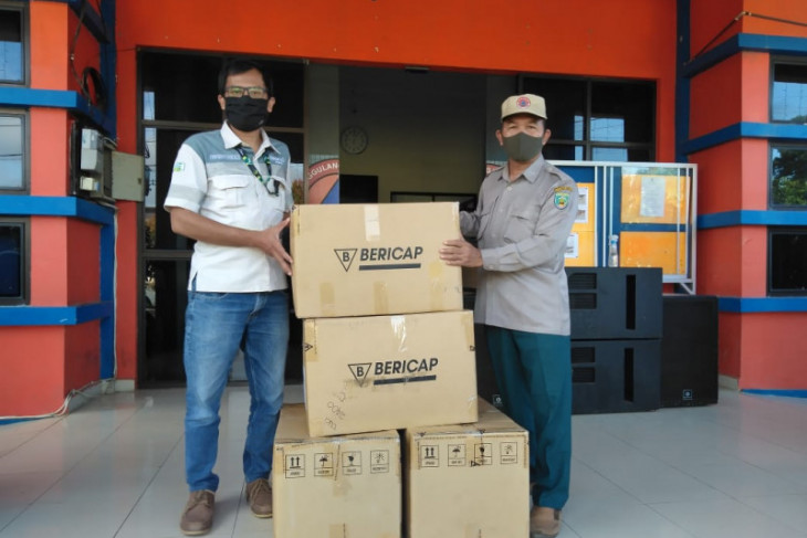 Adaro hands over 36 thousand masks to Balangan's BPBD