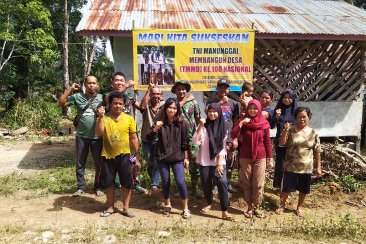 Pasang Banner semarakan TMMD Kodim 1202/Skw di Tumbang Titik
