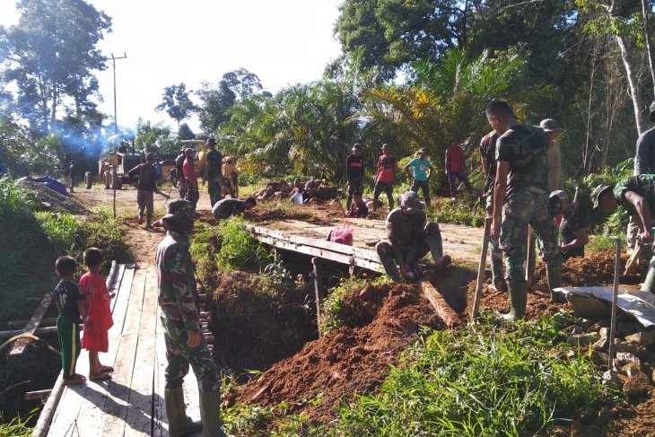 Dihari ke-9 Danramil 1202-02/Sgl pimpin pembokaran jembatan