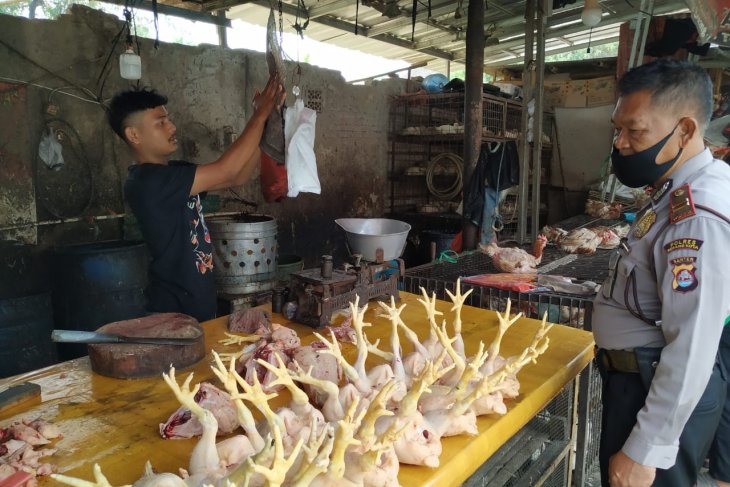 Pengunjung dan pedagang di Pasar Karangantu diedukasi cegah corona oleh polisi