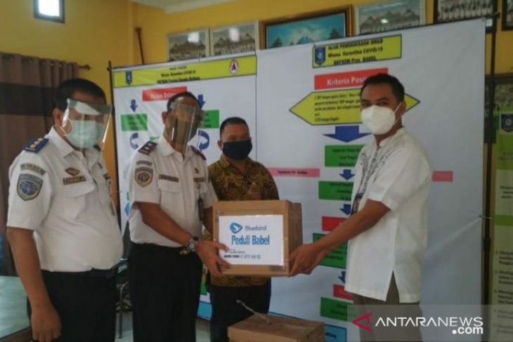 Dishub Babel serahkan bantuan baju hazmat untuk tim medis