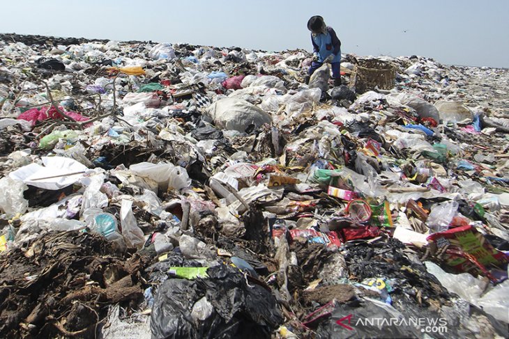 Pembuangan sampah di pantai 