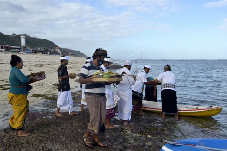 Persembahyangan jelang pembukaan obyek wisata Bali