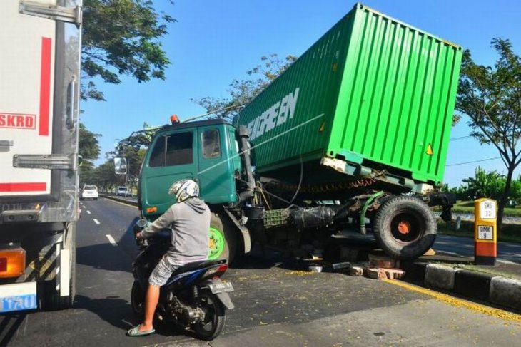 Kecelakaan tunggal truk kontainer