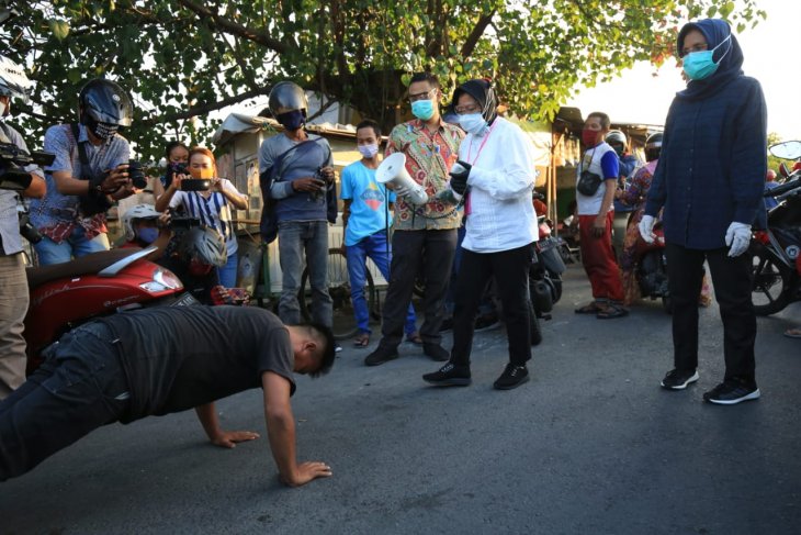 Wali Kota Surabaya Tri Rismaharini beri sanksi push up warga tak pakai masker