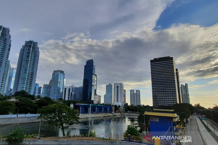 Cuaca DKI Jakarta didominasi berawan dan hujan ringan