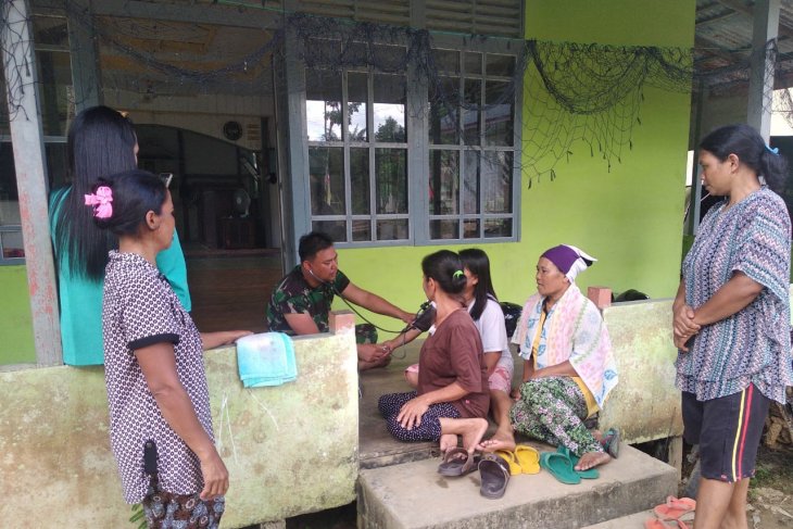 Satgas TMMD adakan pemeriksaan kesehatan masyarakat