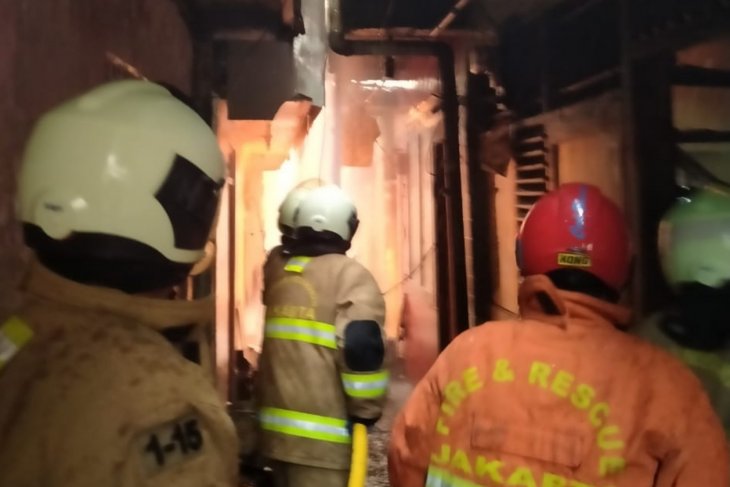 25 rumah di di kawasan padat hunian Rawamangun ludes terbakar
