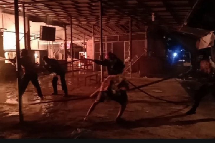 28 kios di Pasar Kebun Raya Cibodas hangus terbakar