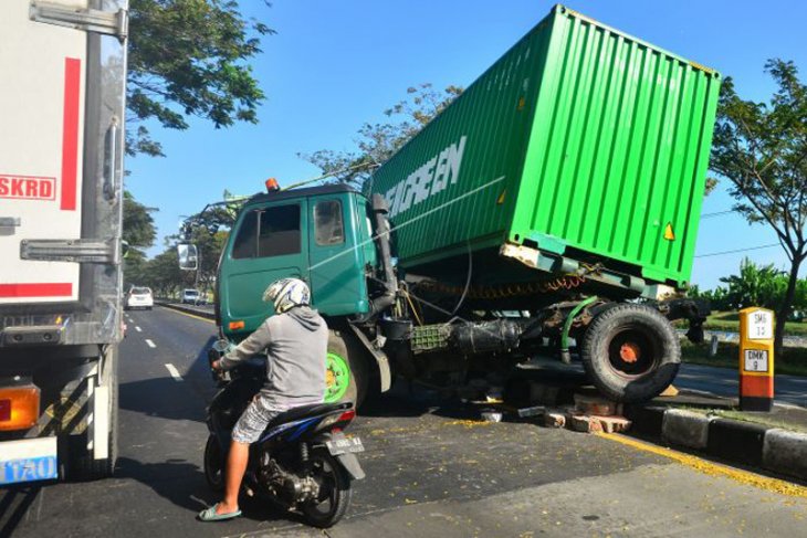 KECELAKAAN TRUK KONTAINER