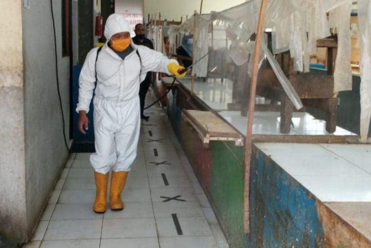 Putus penyebaran COVID-19, pasar tradisional di Kota Tangerang disemprot disinfektan