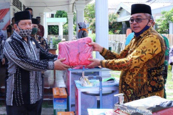 Sambut tahun ajaran baru, Pemkab Aceh Barat bagikan APD COVID-19 untuk puluhan ribu siswa