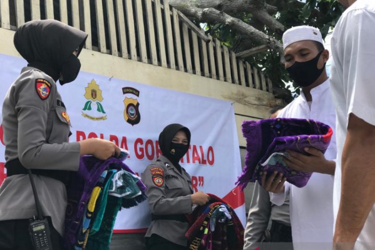 Polwan Polda Gorontalo bagi bantuan kepada korban banjir