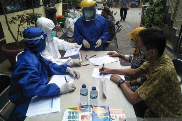 Para pegawai kecamatan/kelurahan di Kota Tangerang jalani tes swab