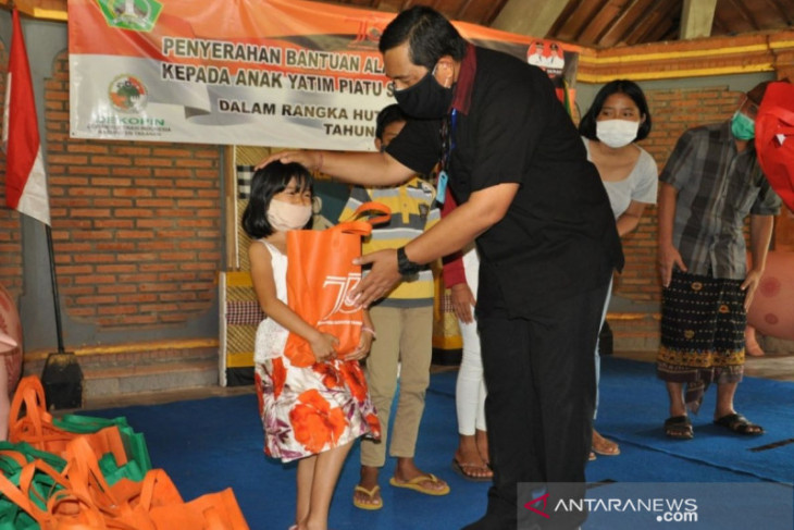 Wabup Tabanan serahkan bantuan sosial kepada Yatim Piatu saat COVID-19