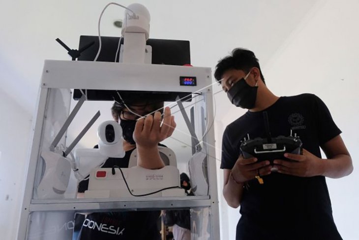 Uji coba robot pembantu medis menangani COVID-19