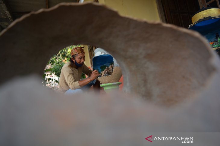 Miniatur air terjun di dalam gentong