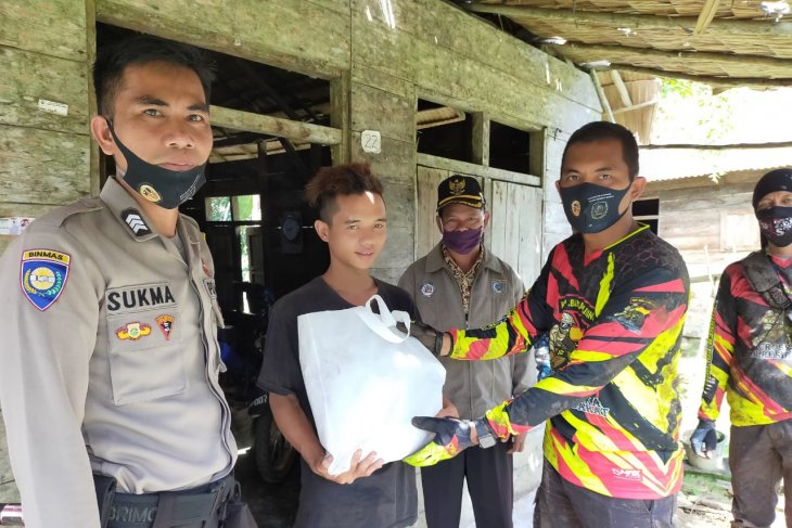 Polres Bangka Barat salurkan bantuan ke warga di pelosok