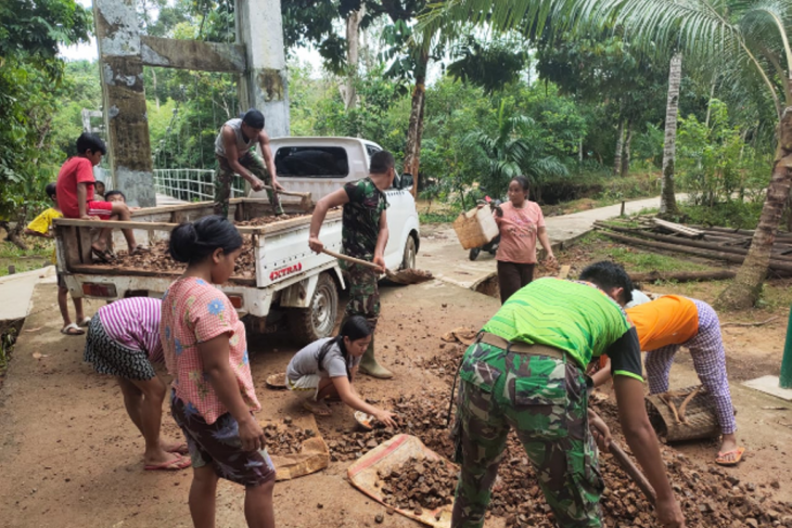 Perempuan Beringin pun ikut bergotong royong bersama TMMD