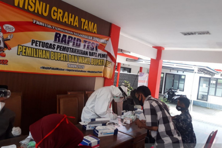 Ribuan petugas pemutakhiran data pemilih di Jember jalani tes cepat COVID-19