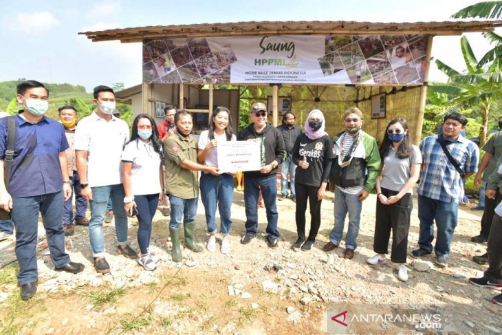 Ketua MPR Bamsoet salurkan bantuan Rp 400 juta pada produsen jamur di Indonesia