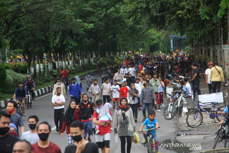 Warga Tetap Berolahraga Kawasan Jalan Jenderal Sudirman