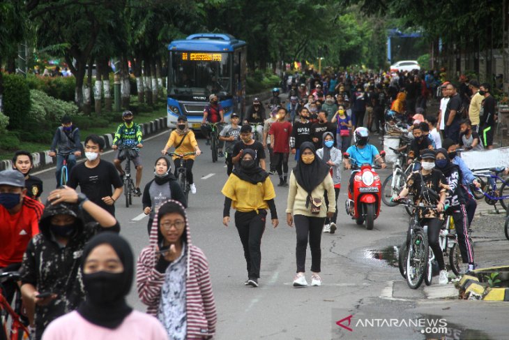 Warga Tetap Berolahraga Kawasan Jalan Jenderal Sudirman