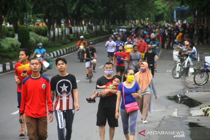 Warga Tetap Berolahraga Kawasan Jalan Jenderal Sudirman