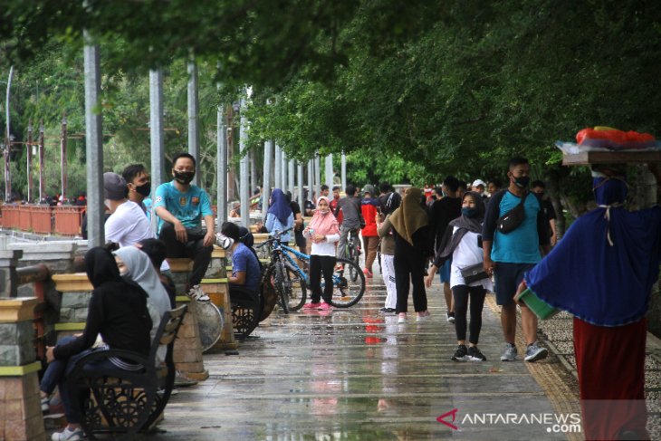 Warga Tetap Berolahraga Kawasan Jalan Jenderal Sudirman