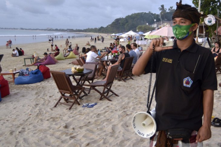 Pecalang Jimbaran-Bali awasi protokol kesehatan pengunjung pantai