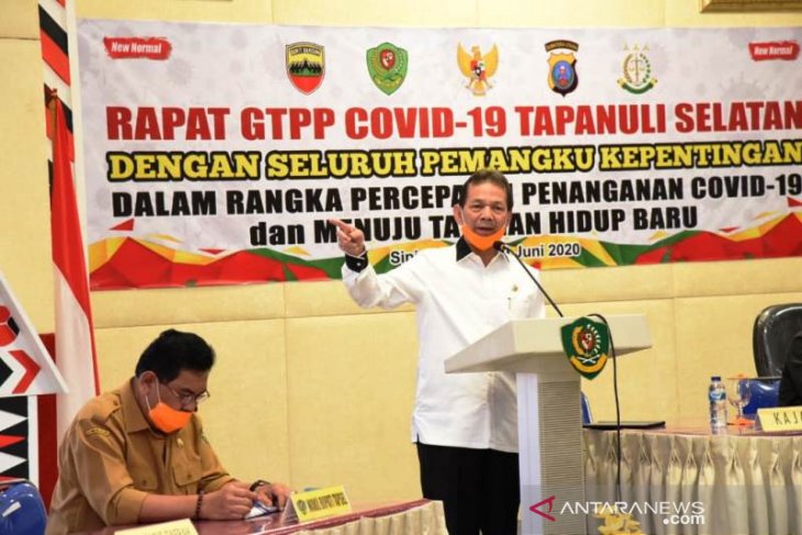 Bupati Tapsel ingatkan kepala desa berhati-hati menyerap dana desa