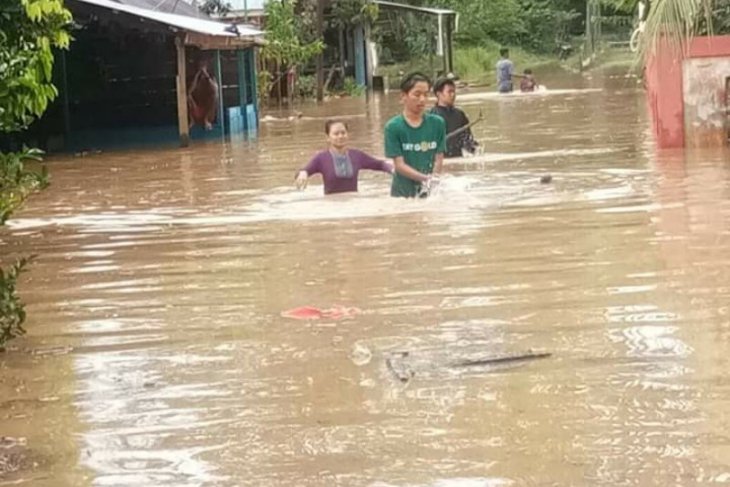 BPBD Paser evakuasi warga terdampak banjir di Kecamatan Long Ikis