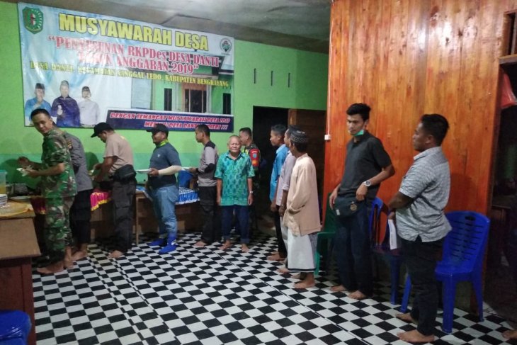 Ramah tamah Kades Danti undang anggota Satgas TMMD