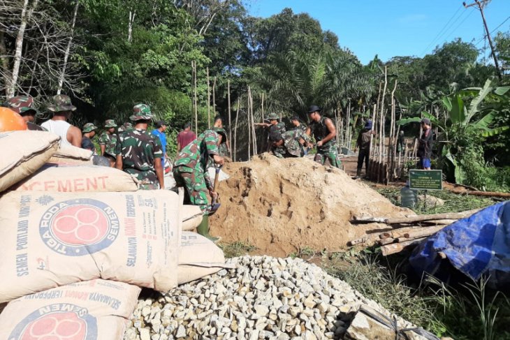 Aduk adonan semen, anggota TMMD kerjakan secara manual