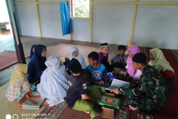 Satgas TMMD ke 108 mengajar anak mengaji di Desa Danti