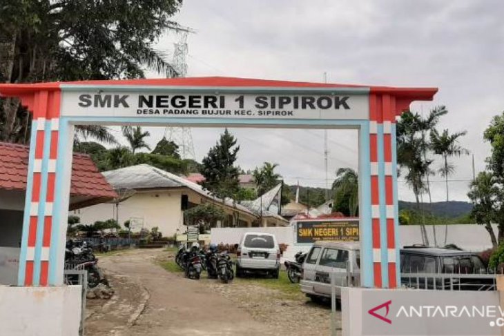 Siswa baru SMA di Tapsel masih belajar dari rumah