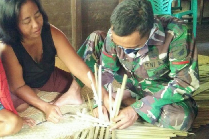 Jalin silaturahmi melalui anyaman tikar
