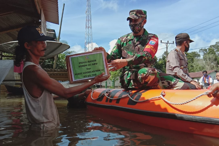 Korem 121/Abw dan Persit salurkan bantuan warga terdampak banjir