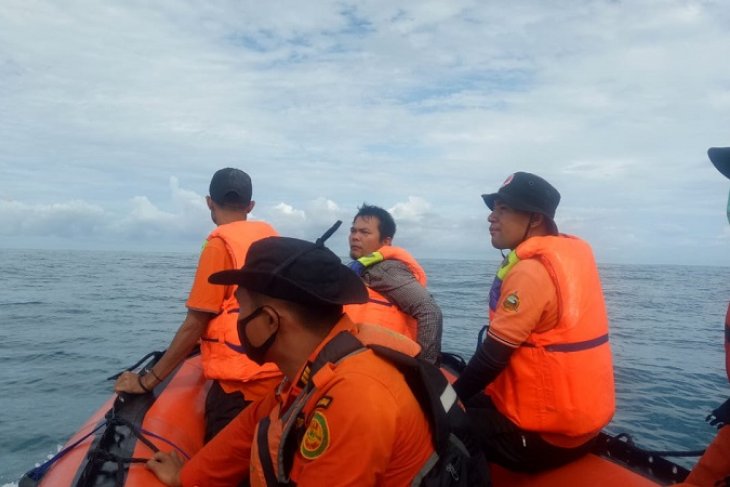 Basarnas Nias cari korban hilang terseret ombak
