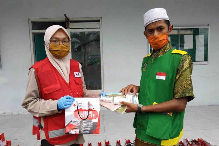 Sambangi pesantren, PMI Banyuwangi sosialisasikan AKB