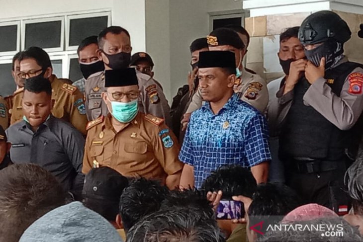 Pemda hentikan pembangunan 'tower' Telkomsel, warga demo DPRD Bangkep