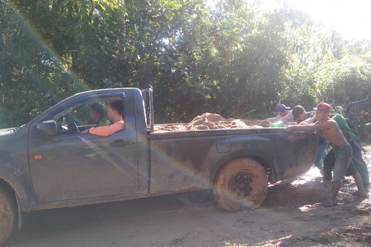 Warga bersama Satgas TMMD 108 bantu dorong mobil amblas