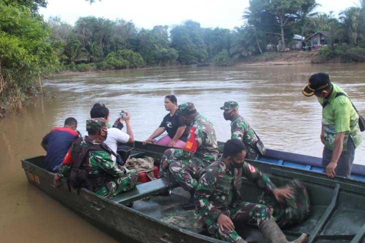 Dansatgas TMMD ke-108 kunjungi warga Danti mengunakan sampan