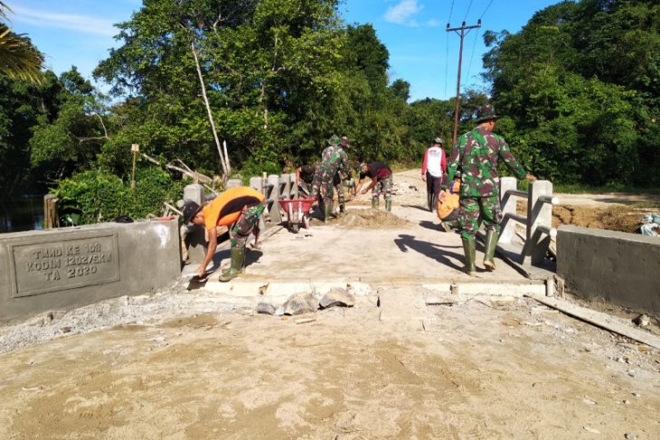 Pekerjaan jembatan TMMD memasuki tahap pengecatan