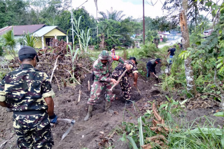 Satgas TMMD bersama masyarakat laksanakan kerja bakti