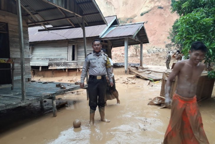 Dua rumah rusak berat diterjang longsor di Peniraman