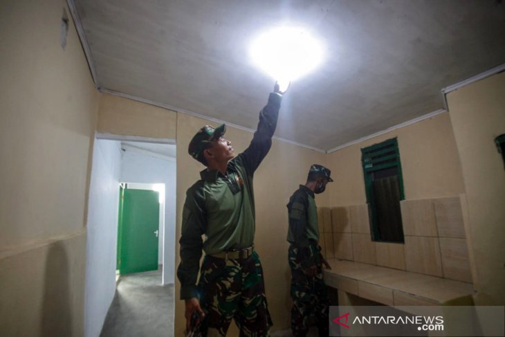 Personel TNI Yon Armed 10 Bradjamusti Kostrad cek rumah bantuan bedah rumah di Sukaraja