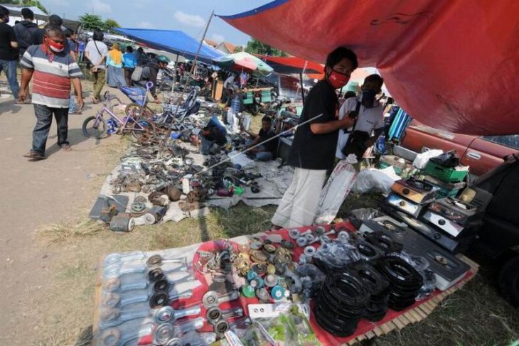 Pasar tradisional terapkan adaptasi kebiasaan baru