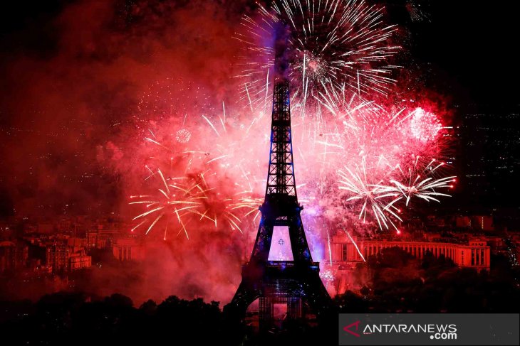 Pesta kembang api perayaan Hari Nasional Prancis